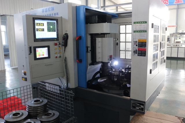 Dynamic balancing iron cutting machine